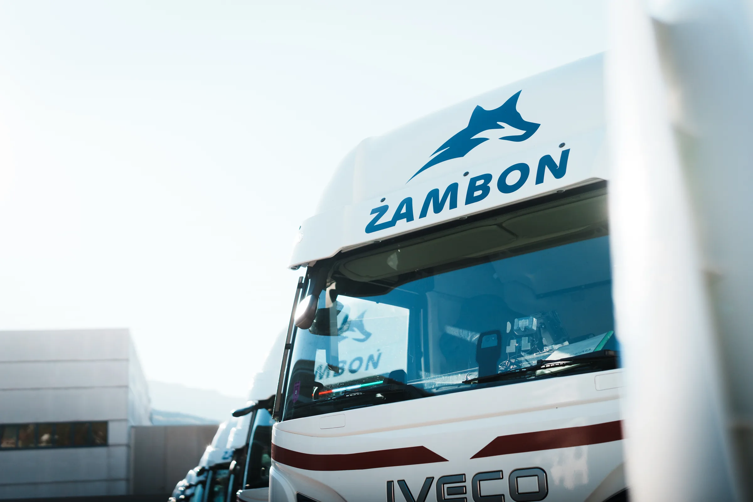 Front einer Zambon-Zugmaschine mit Firmenlogo