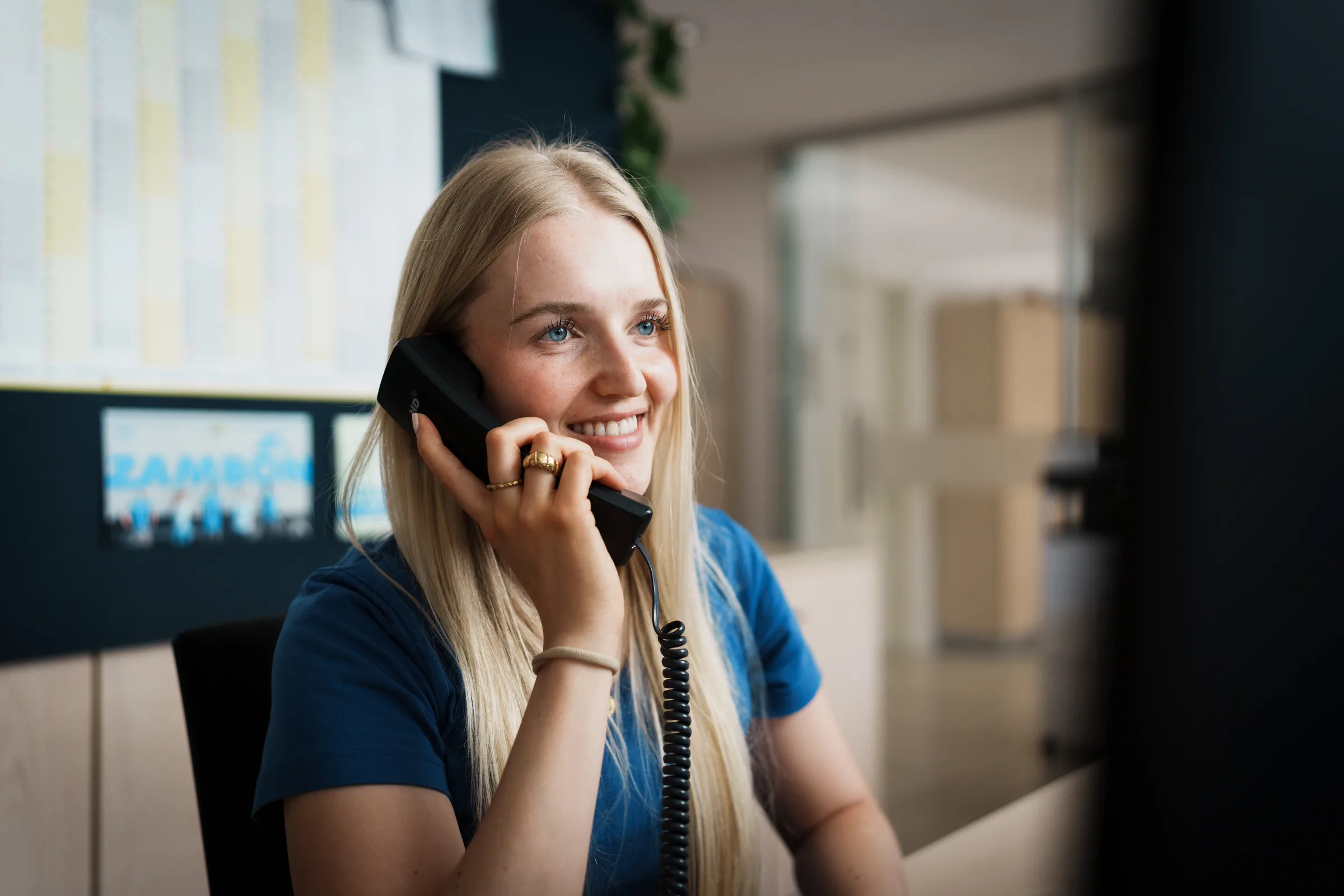 Mitarbeiterin der Zambon GmbH am Telefon im Büro