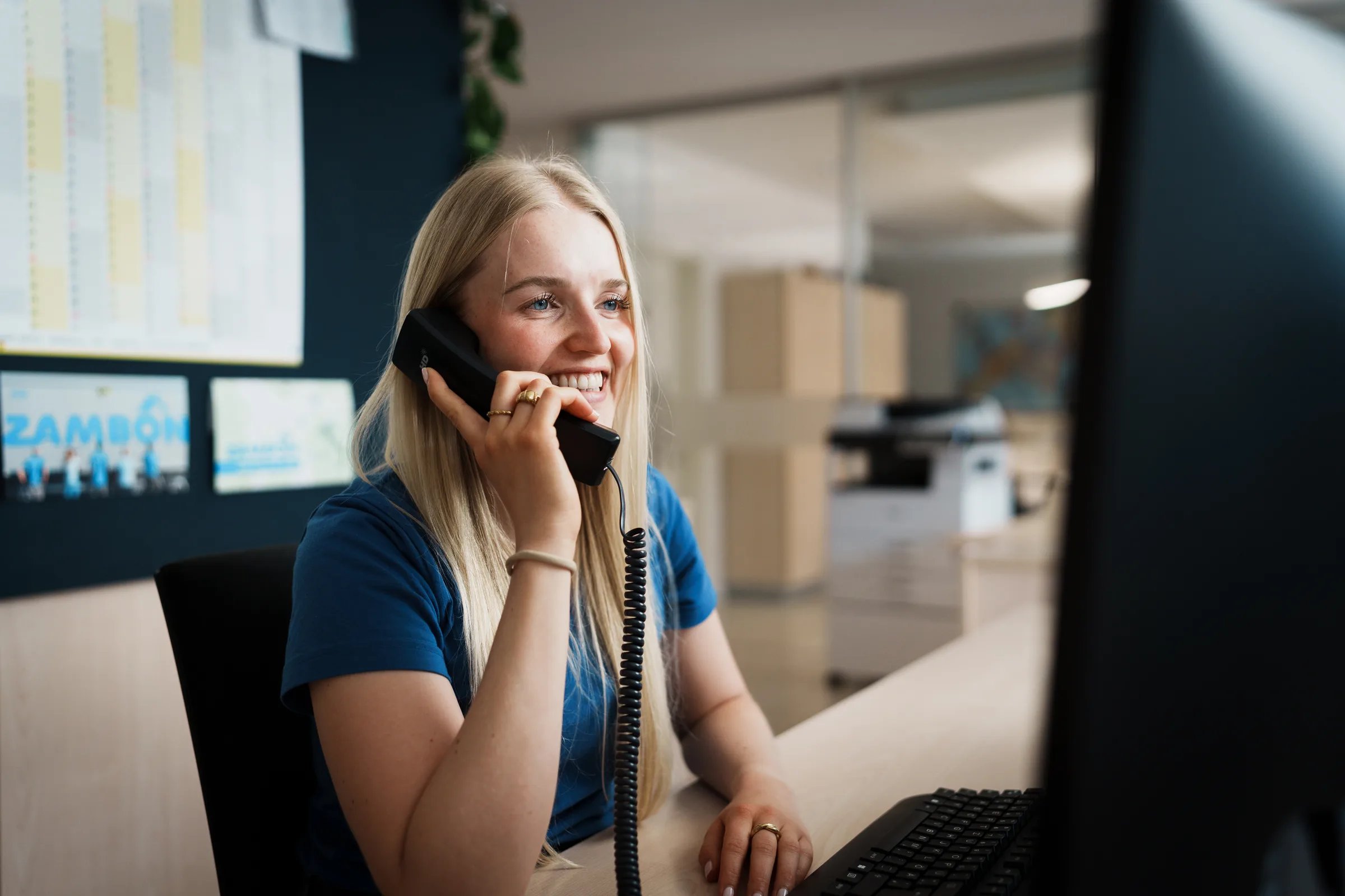 Collaboratrice della Zambon GmbH al telefono nell'ufficio di Bolzano