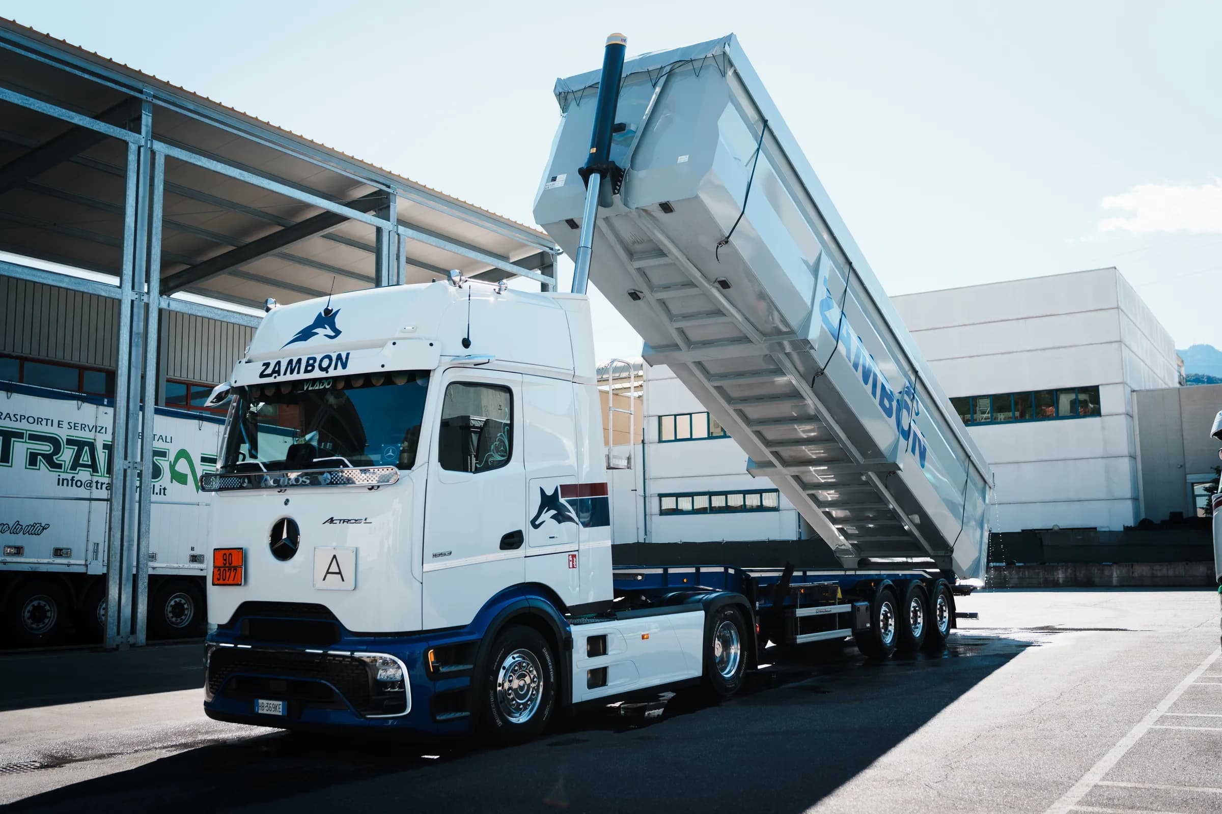 Stahlkipper der Zambon GmbH beim Entladen