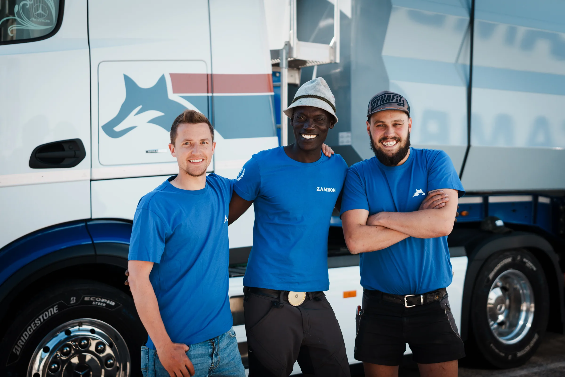 Fahrer-Team der Zambon GmbH vor einer Zugmaschine
