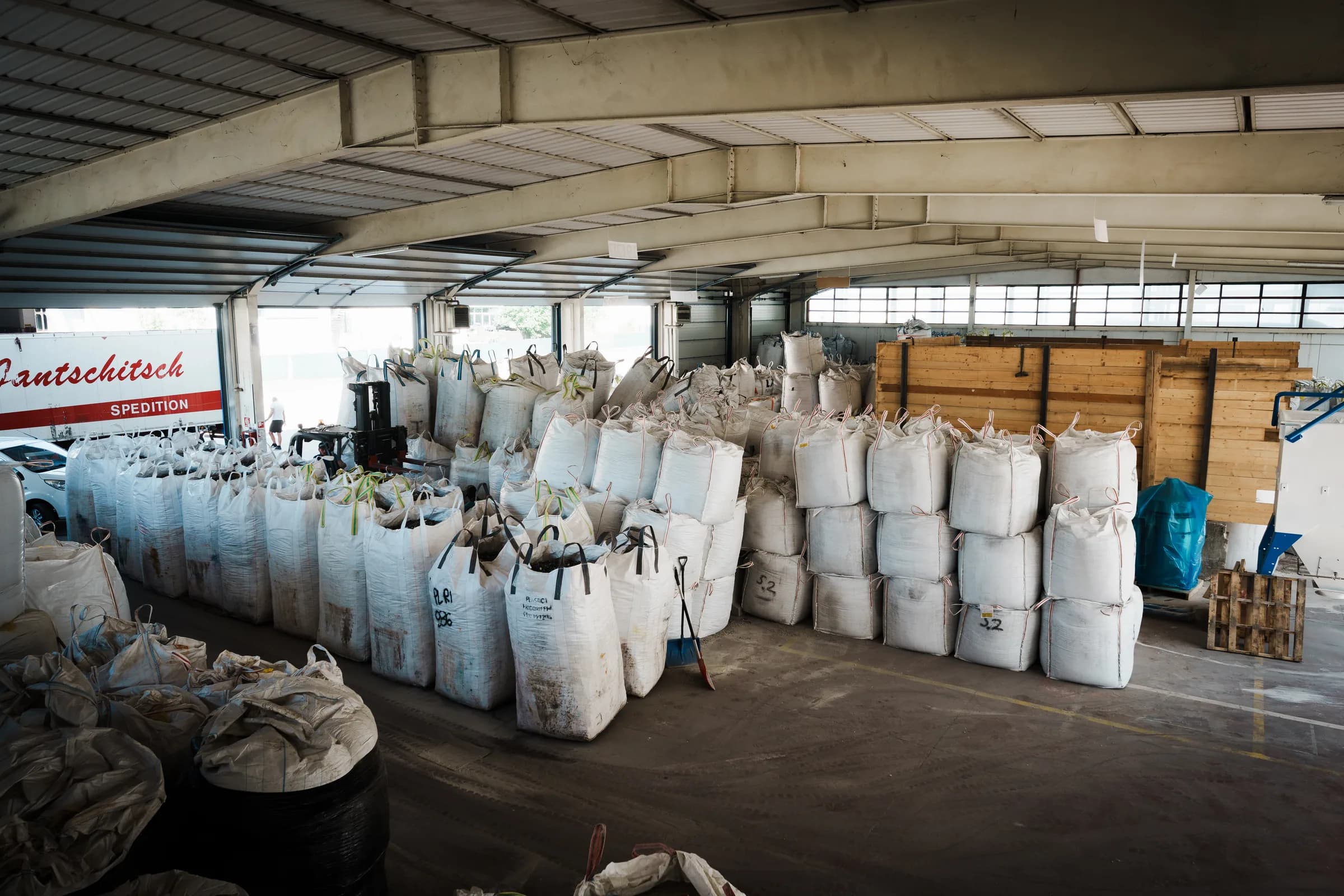 Lagerhalle der Zambon GmbH mit eingelagerten Big-Bags