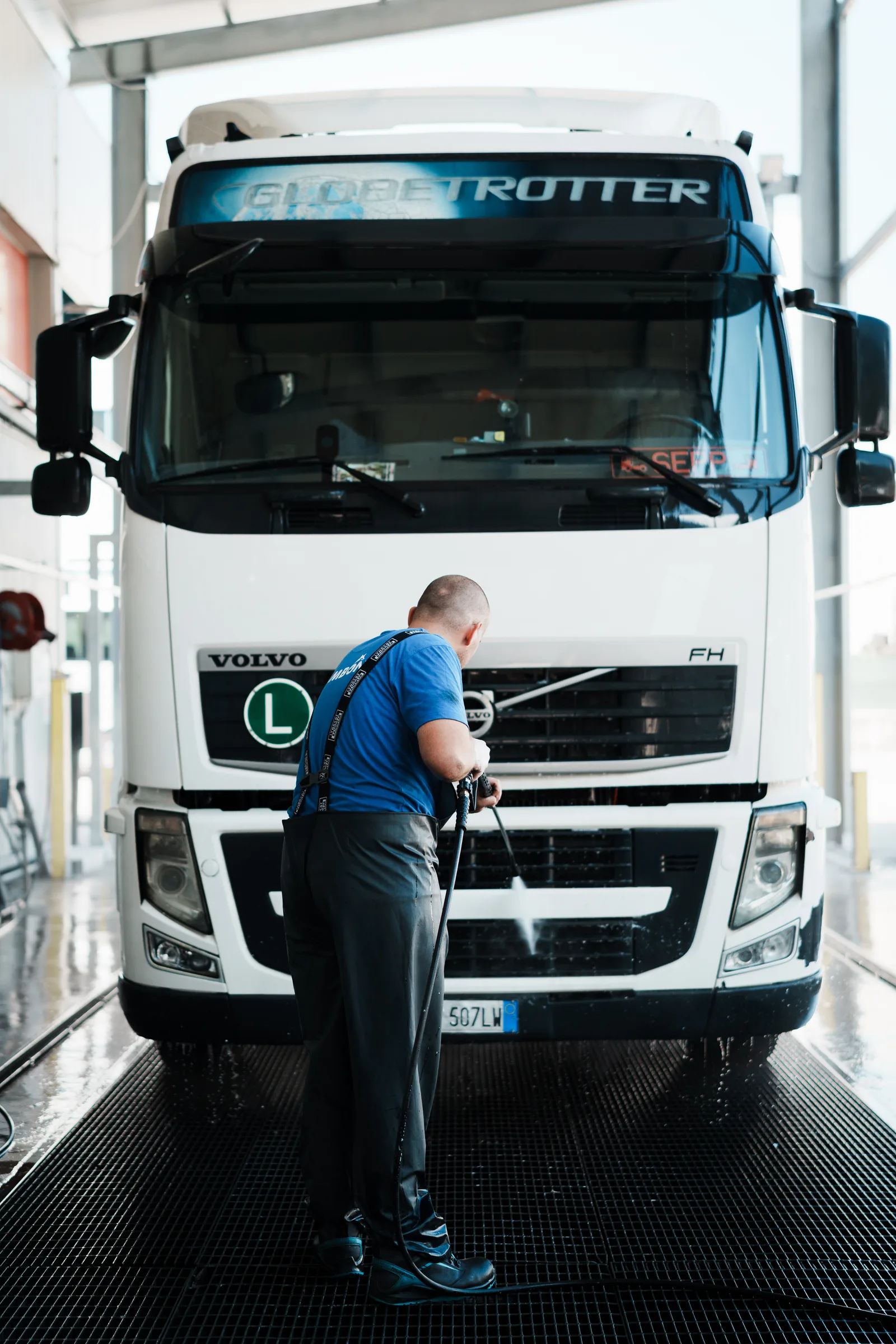 Pulizia ad alta pressione del frontale del camion nell'impianto di lavaggio