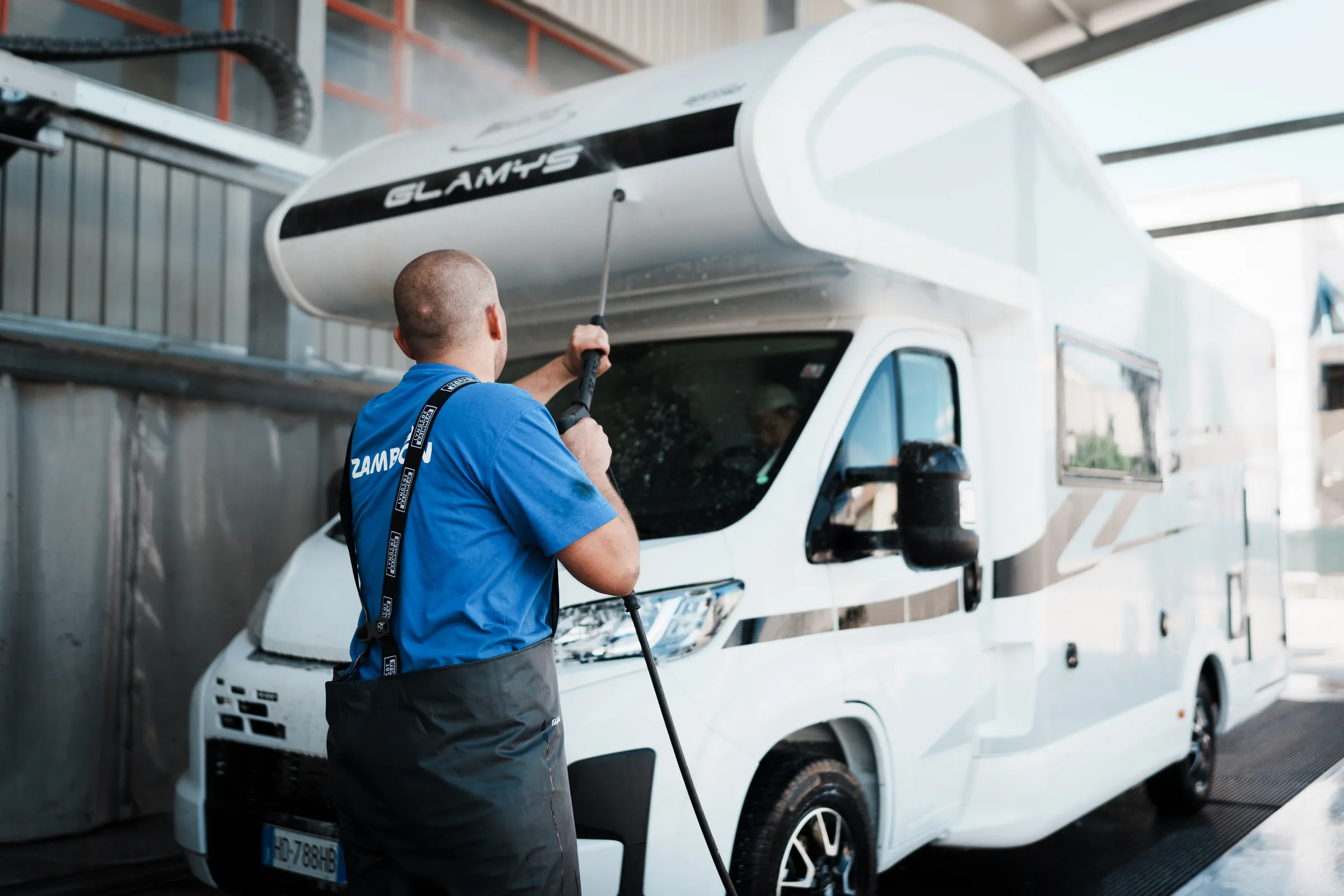 Pulizia di un camper con la lancia ad alta pressione nell'impianto di lavaggio della Zambon GmbH