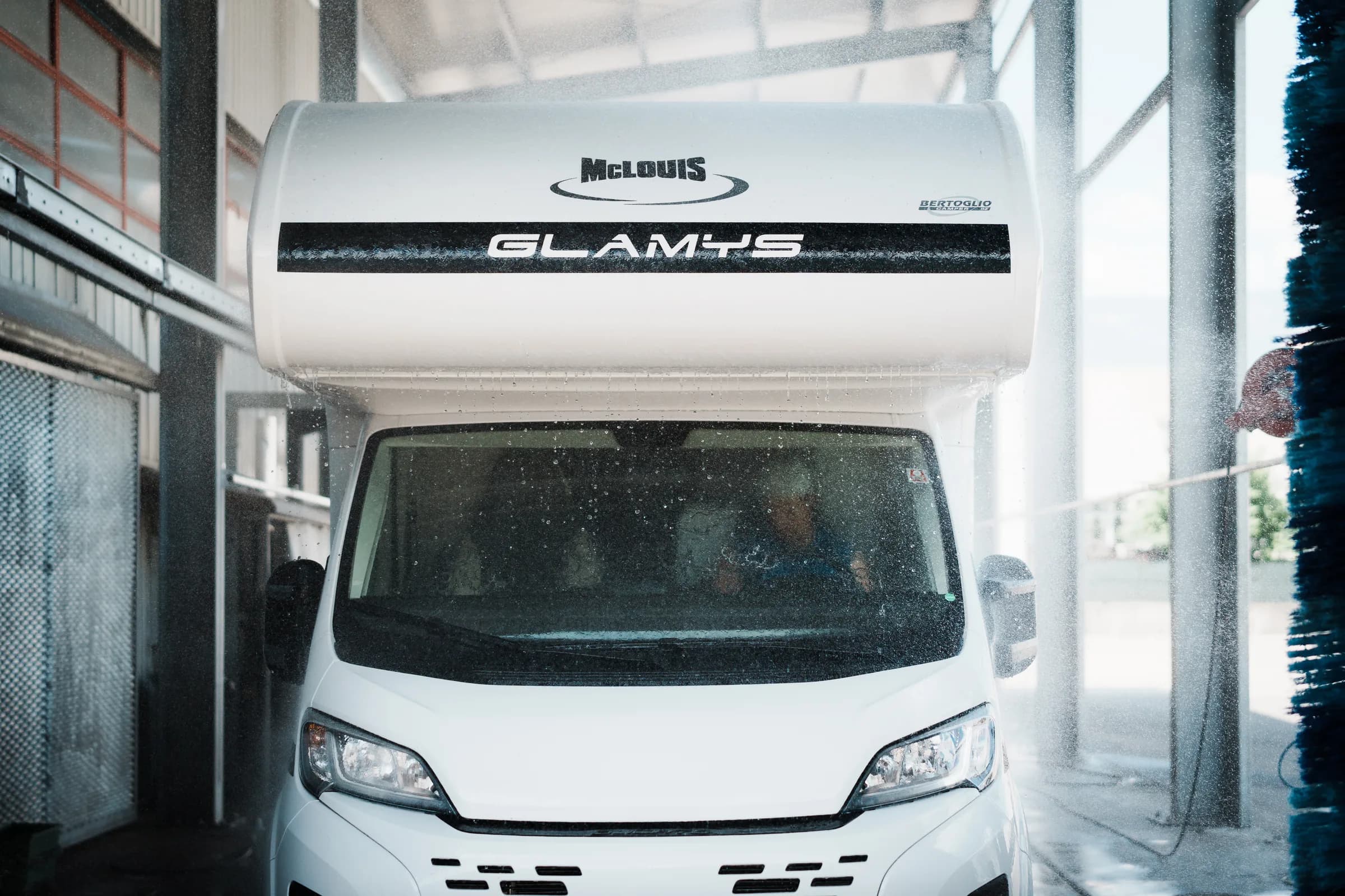 Camper nell'impianto di lavaggio automatico